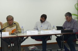 De izquierda a derecha: Rafael Cadenas y los profesores del Departamento de Lengua y Literatura de la USB, Luis Miguel Isava y Arturo Gutiérrez Plaza.