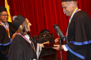 El rector Enrique Planchart confirió el Doctorado Honoris Causa a la artista Luisa Richter.