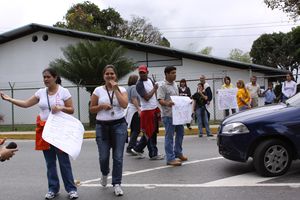Grupo de empleados manifiesta en contra del “engaño” de la convocatoria a marcha universitaria