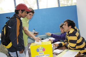 Estudiantes votan para decidir sobre las tarifas del comedor