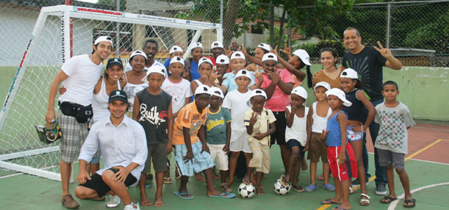 Uesebistas diseñan, construyen y donan porterías de futbolito en Todasana