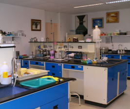 AlumnUSB dona sustancias químicas a Biología para actividades docentes