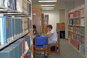 Biblioteca recibe sugerencias para adquirir nuevos libros en ambas sedes