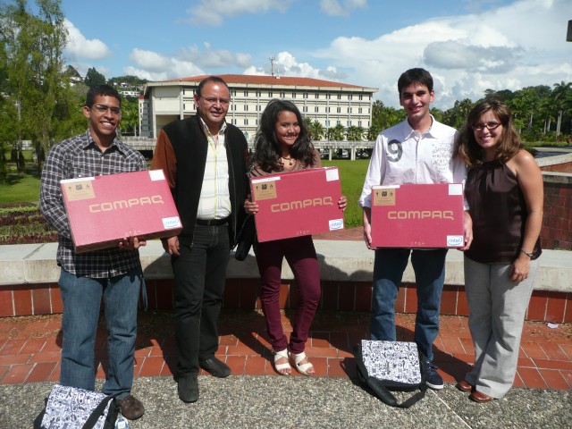 Los tres mejores estudiantes del CIU 2011 recibieron premio