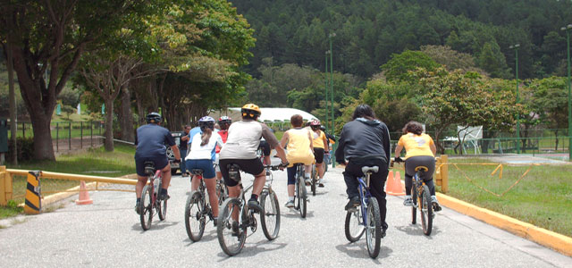 Uesebistas promueven el uso de bicicleta para movilizarse dentro del campus