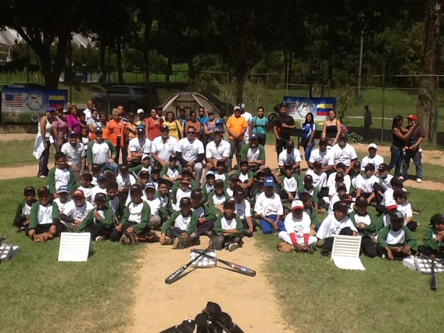 88 niños de las comunidades aledañas participaron en clínicas de beisbol