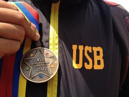 USB se alzó con el bronce en el salto con garrocha de los Juvines 2012