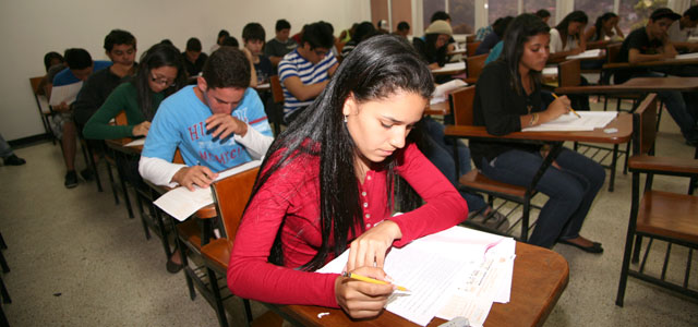 Jóvenes presentaron examen de admisión para carreras cortas de la Simón Bolívar