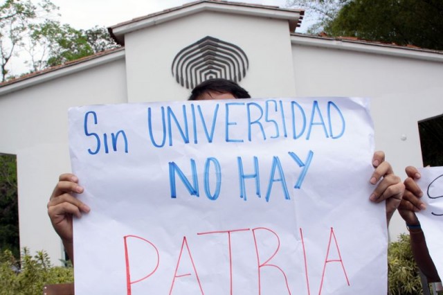 Uesebistas manifestaron en la entrada del campus por presupuesto y aumento salarial