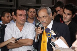 Enrique González, asesor del ministro, y Enrique Planchart, rector de la USB.
