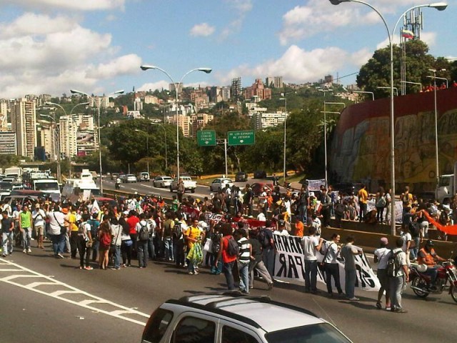 Estudiantes se movilizaron hoy a Plaza Venezuela en jornada informativa