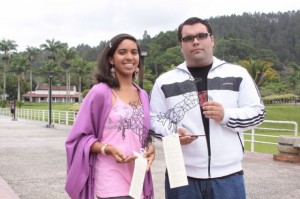 Andrea Ward y Ricardo Santos, ganadores de los concursos de Cuento y Mejor Trabajo Final, respectivamente.