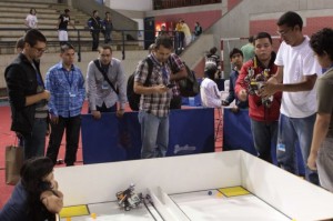 Los robots de la categoría SEK se enfrentaron en el juego THball.