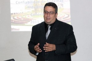 Simón López, decano de Estudios de Postgrado.