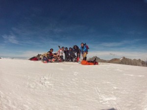 El grupo de excursionistas en el glaciar.