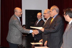 De la mano del Rector Enrique Planchart, recibe el premio el profesor Joaquín Santos de la División de Ciencias Físicas y Matemáticas.