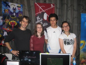 Los programadores Gabriel Marzinotto y Annybell Villarroel (izquierda) junto a los estudiantes Jorge Pérez y Alejandra Ramos durante la exposición en el Gamexpo.