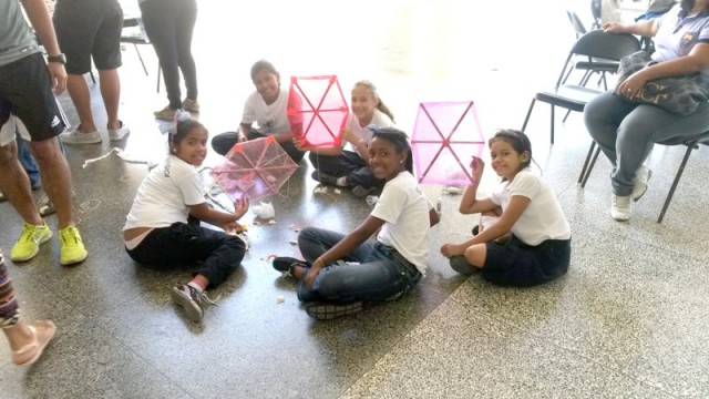 Niños de la Escuela Francisco Fajardo elaboraron papagayos en la Simón