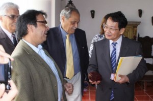 El embajador Tetsaburo Hayashi junto con el rector Enrique Planchart y el vicerrector administrativo William Colmenares.