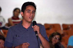 Javier Rodríguez, sobre quien pesan medidas cautelares tras ser detenido por manifestar, llamó a la audiencia a no callar.