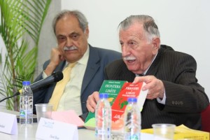 El autor Kaldone G. Nweihed junto con el rector Enrique Planchart.