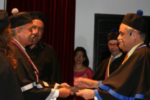 El rector Enrique Planchart impuso la distinción al profesor Carlos Pacheco.