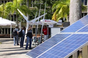 En las afueras del Conjunto de Auditorios se encuentra la exposición de empresas y organismos vinculadas a las energías renovables, incluida la energía solar.