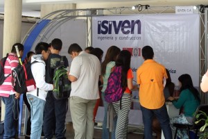 Una multitud de estudiantes visitó los stands de las empresas, ubicados alrededor del Conjunto de Auditorios.