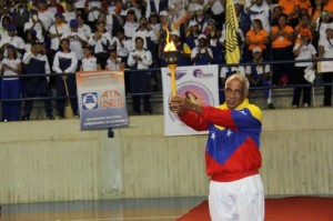 Ramón Montezuma, Salón de la Fama del Atletismo Venezolano, encendió el pebetero.