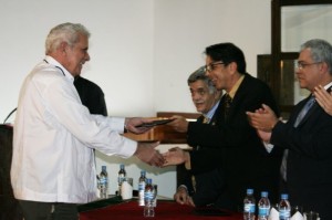 El profesor Nelson Geigel Lope-Bello recibe el Premio José Santos Urriola.