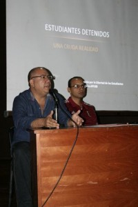 William Anseume y Jonathan Arteaga, profesores de la USB, miembros de la Comisión por la libertad de los estudiantes detenidos.