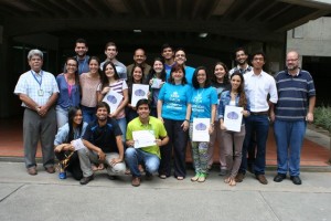 Representantes de los centros de estudiantes premiados junto a los coordinadores académicos.