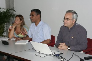 De izquierda a derecha: Noralih Hernández, asistente del decano; Gustavo Maiz, coordinador del Programa de Servicio Comunitario; y Oscar González, decano de Extensión.