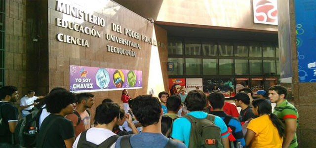 Estudiantes entregan exigencias al MEU por cierre de los comedores