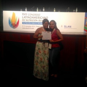 La estudiante premiada, Carolina Gómez Cataño, junto a su tutora, la profesora Jhoana Colina.