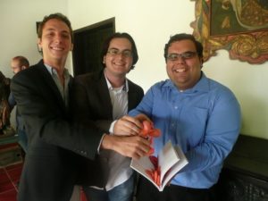 Luis Gutiérrez, Alexandro Tálamo y Ricardo Santos, tres de los escritores cuyos textos están incluidos en el libro.