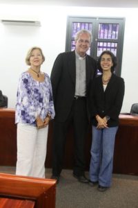El autor Ramón Vinke con las profesoras Rosa Chacón y Carmen Affigne.