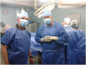 El profesor Rodrigo Mijares y el médico Ángel Peña durante una intervención quirúrgica de mamas,