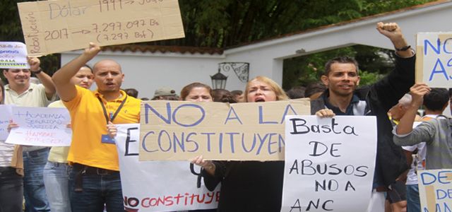 Profesores, estudiantes y empleados protestaron en rechazo a la Constituyente
